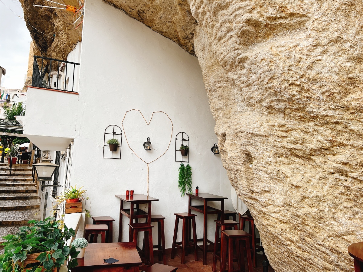 ♠ 西班牙食記│Setenil de las Bodegas【Abacería El Rincón del Beso】- 巨石壓頂的小酒館
