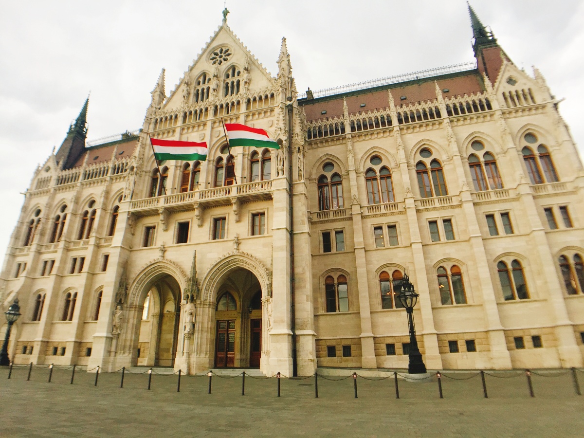 ♞ 匈牙利遊記 Day5│布達佩斯【中央市場、自由橋 、國會大廈】