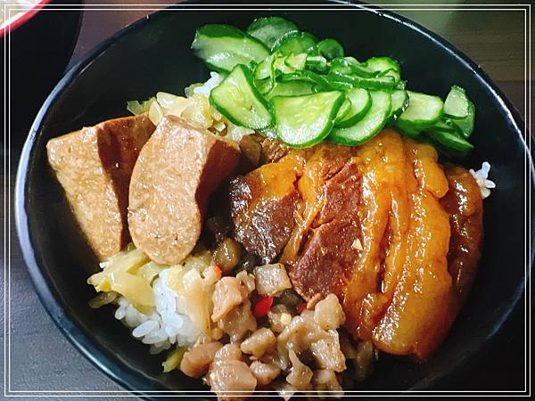 ▦ 食記│台北龍山寺 一甲子餐飲 - 肥美的爌肉飯