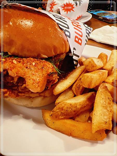 ▦ 食記│台北松菸【Burger Out】- 美味多汁的炸雞漢堡