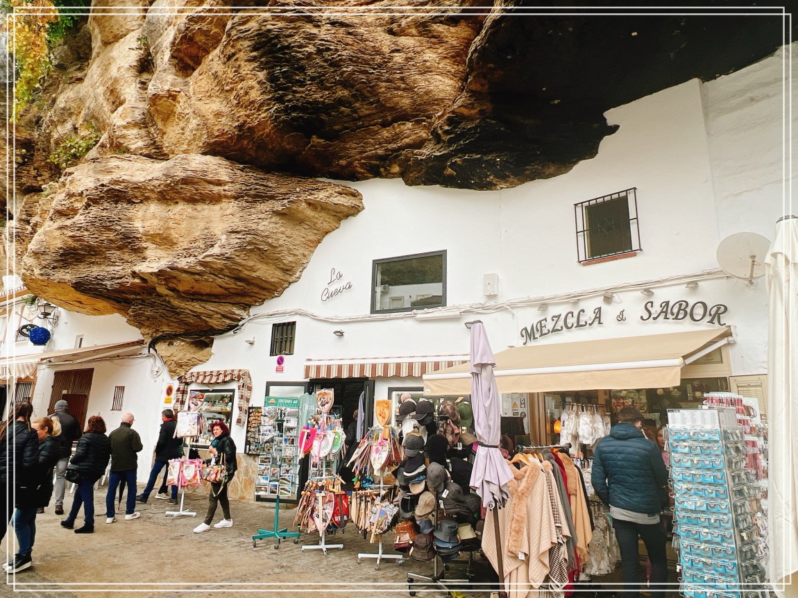 ♣ 西班牙遊記｜Day3【巨石壓頂的小鎮- Setenil de las Bodegas】